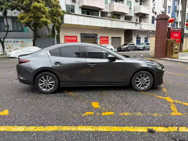 Mazda Axela — Фото автомобиля 4