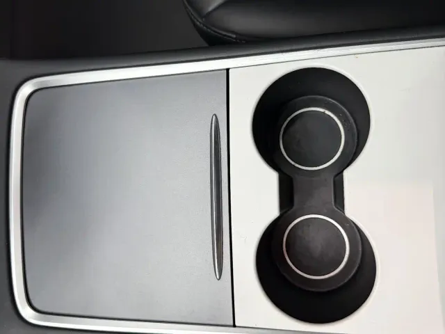 Tesla Model Y — Фото автомобиля 9