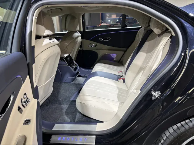 Bentley Flying Spur — Фото автомобиля 16