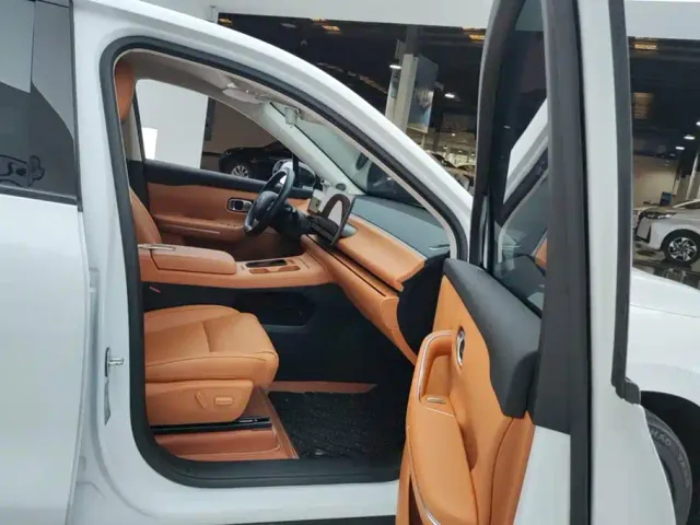 Leapmotor C10 — Фото автомобиля 8