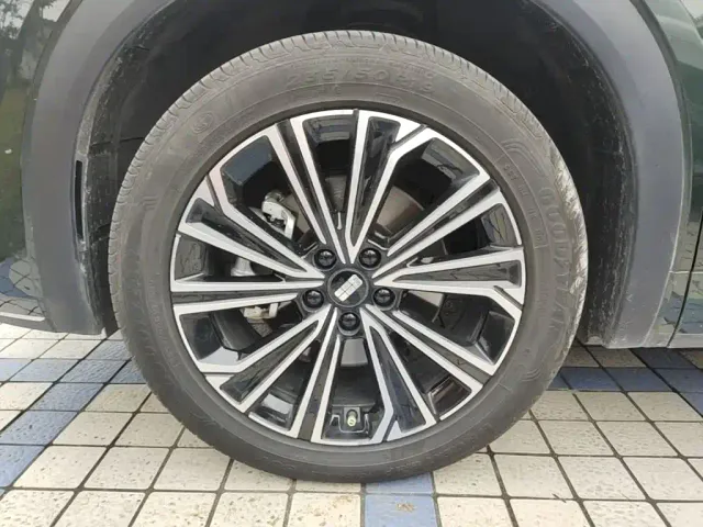Geely Galaxy Starship 7 EM-i — Фото автомобиля 22