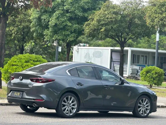 Mazda Axela — Фото автомобиля 12