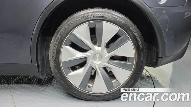 Tesla Model Y — Фото автомобиля 21