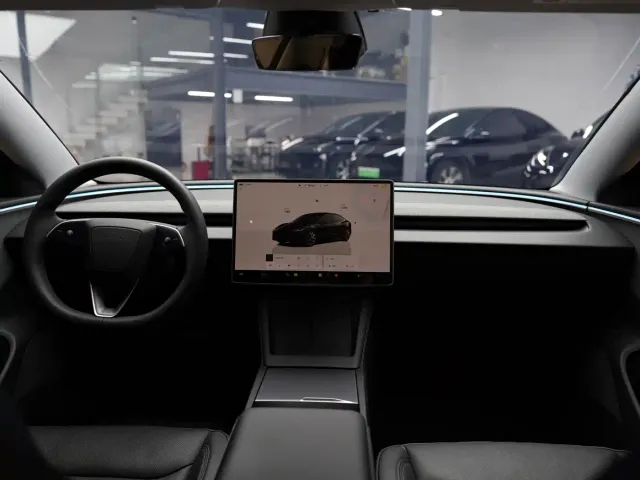 Tesla Model 3 — Фото автомобиля 12