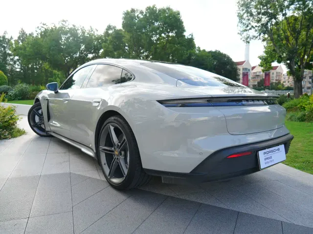 Porsche Taycan — Фото автомобиля 18