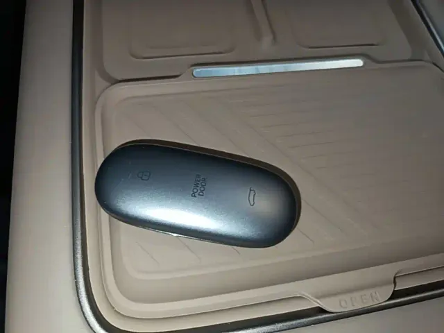 Li Auto MEGA — Фото автомобиля 8