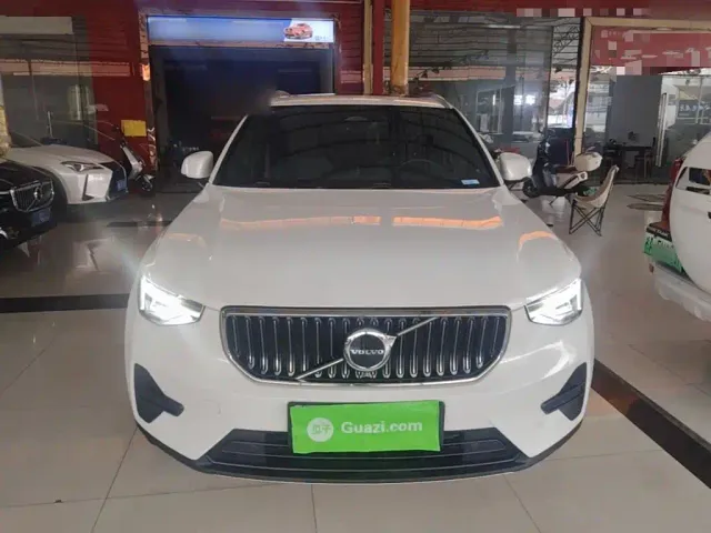 Volvo XC40 — Фото автомобиля 2