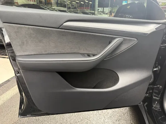 Tesla Model Y — Фото автомобиля 13