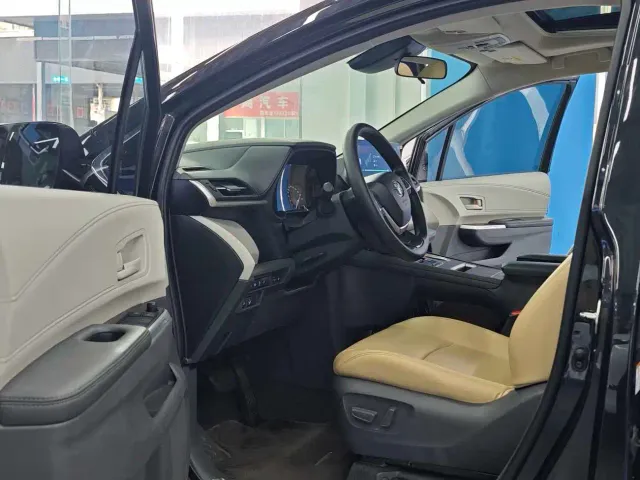 Toyota Sienna — Фото автомобиля 6