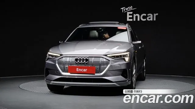 Audi e-tron — Фото автомобиля 2