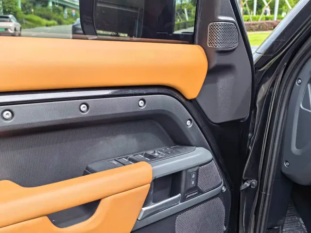Land Rover Defender — Фото автомобиля 3