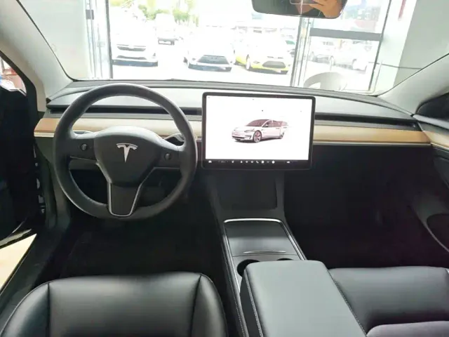 Tesla Model 3 — Фото автомобиля 9