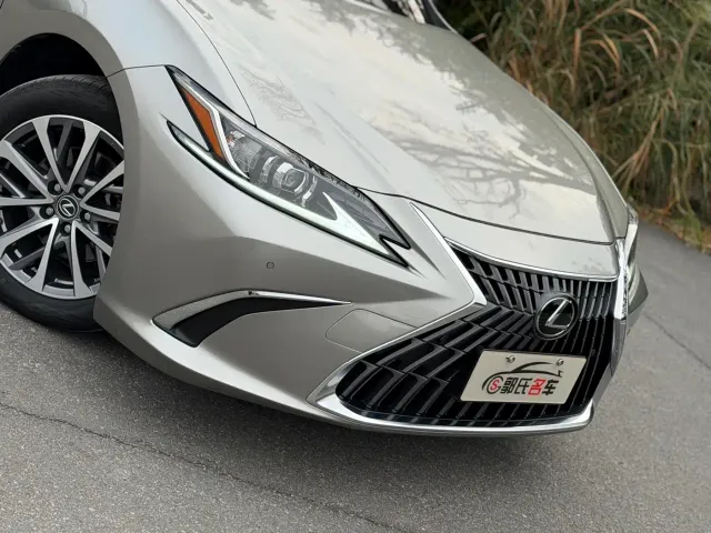 Lexus ES — Фото автомобиля 7
