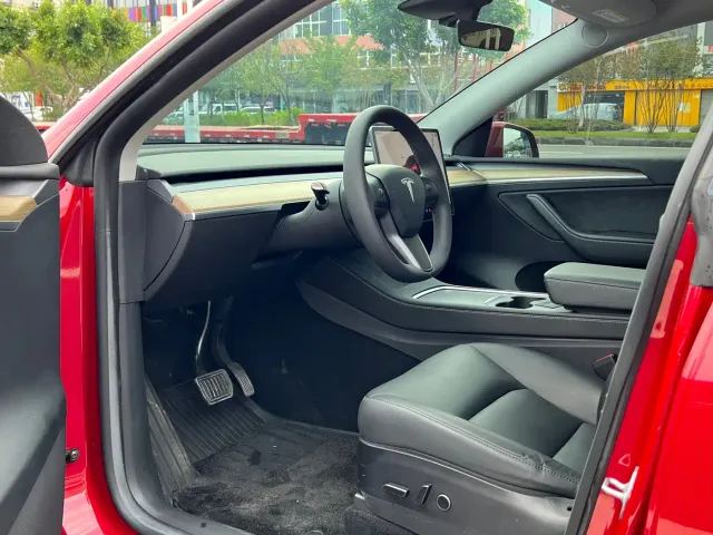 Tesla Model Y — Фото автомобиля 11