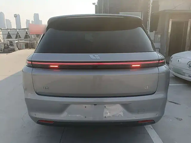 Li Auto L8 — Фото автомобиля 5