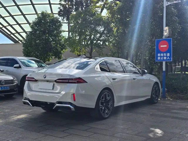 BMW 5 Series — Фото автомобиля 7