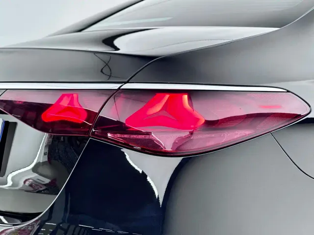Mercedes-Benz E-Class — Фото автомобиля 16