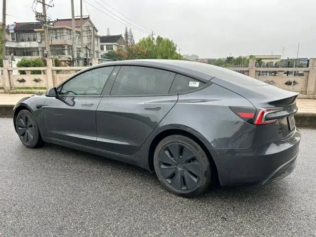 Tesla Model 3 — Фото автомобиля 3