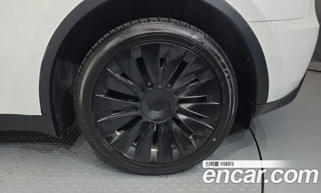 Tesla Model Y — Фото автомобиля 6