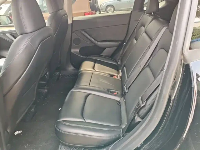 Tesla Model Y — Фото автомобиля 16