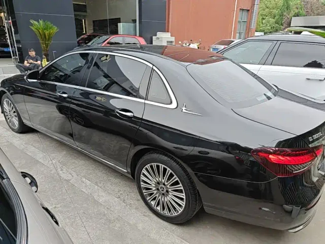 Mercedes-Benz E-Class — Фото автомобиля 4