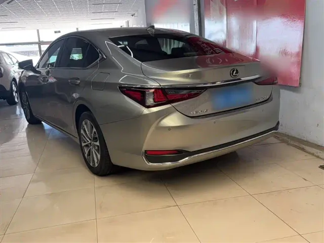 Lexus ES — Фото автомобиля 10