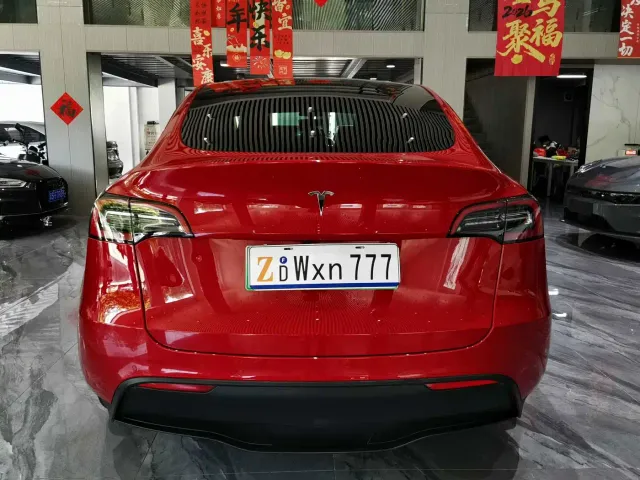 Tesla Model Y — Фото автомобиля 24