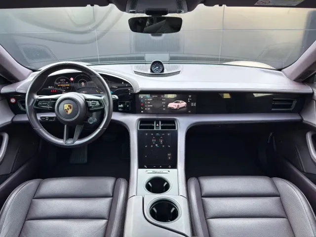 Porsche Taycan — Фото автомобиля 10