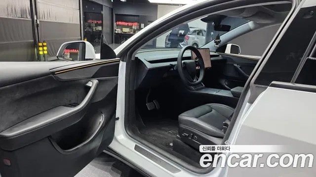 Tesla Model Y — Фото автомобиля 10