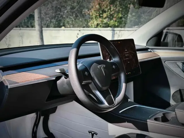 Tesla Model Y — Фото автомобиля 7
