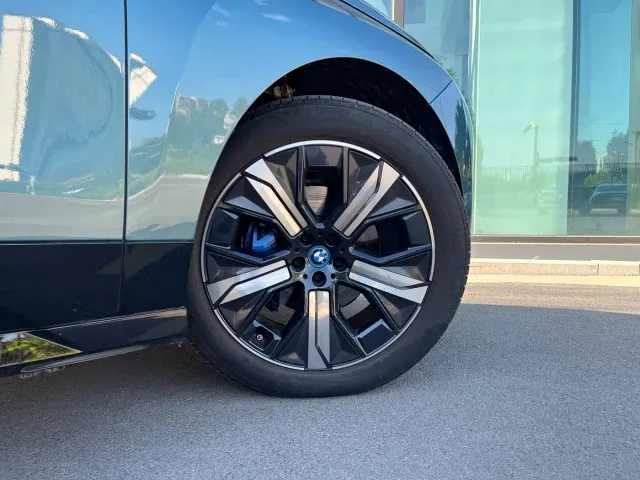BMW iX — Фото автомобиля 6