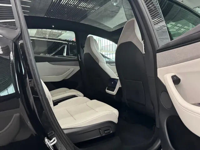 Tesla Model Y L — Фото автомобиля 12