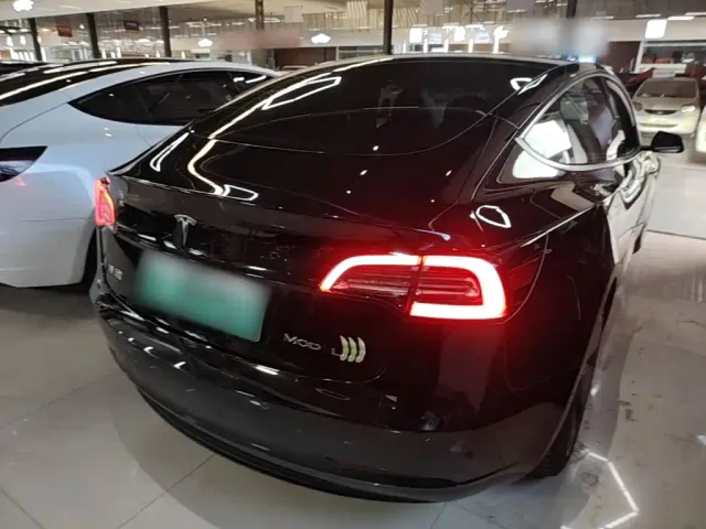 Tesla Model 3 — Фото автомобиля 6