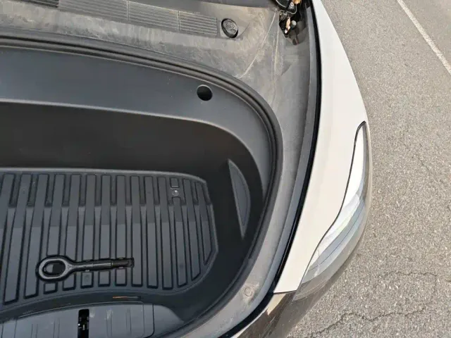 Tesla Model 3 — Фото автомобиля 22
