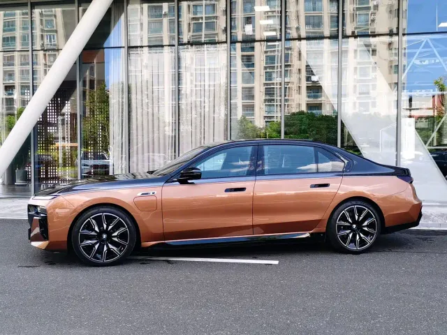 BMW i7 M70L — Фото автомобиля 4