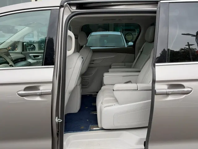 Roewe iMAX8 — Фото автомобиля 4
