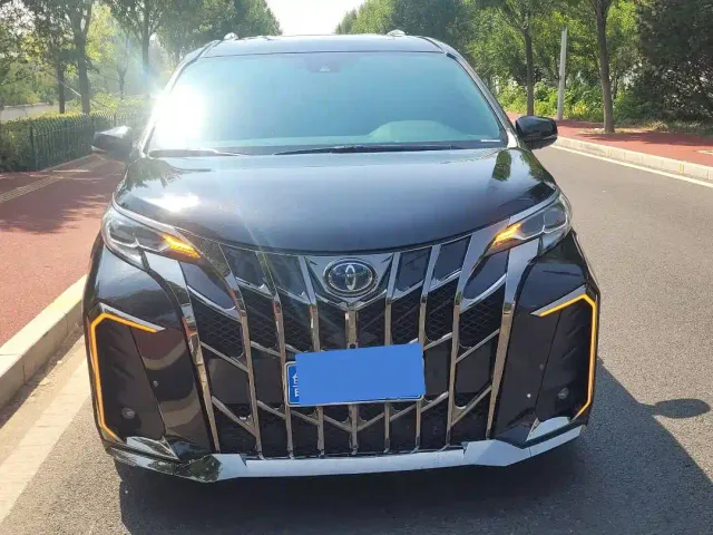 Toyota Toyota Sienna 2023 2.5L Hybrid Premium Edition — Фото автомобиля 2