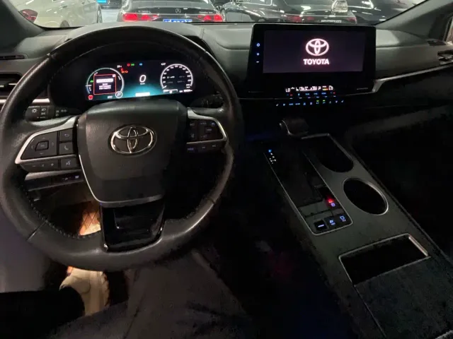 Toyota Sienna — Фото автомобиля 13