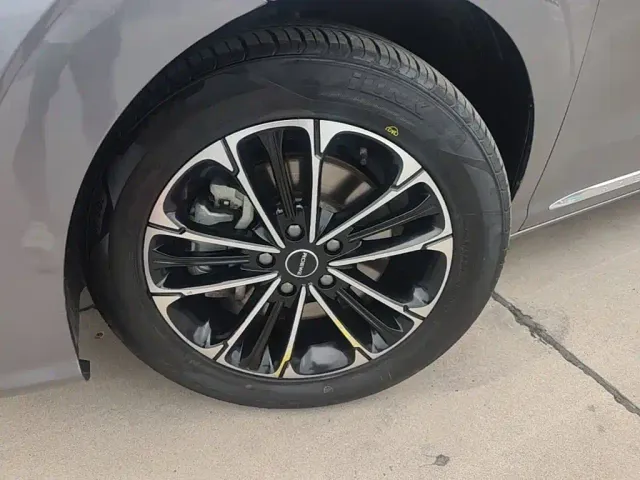 Roewe iMAX8 — Фото автомобиля 22