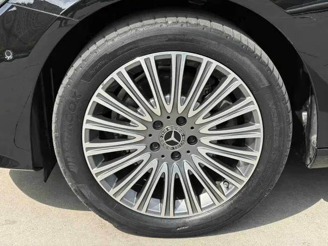 Mercedes-Benz E-Class — Фото автомобиля 12