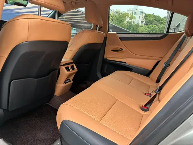 Lexus ES — Фото автомобиля 6