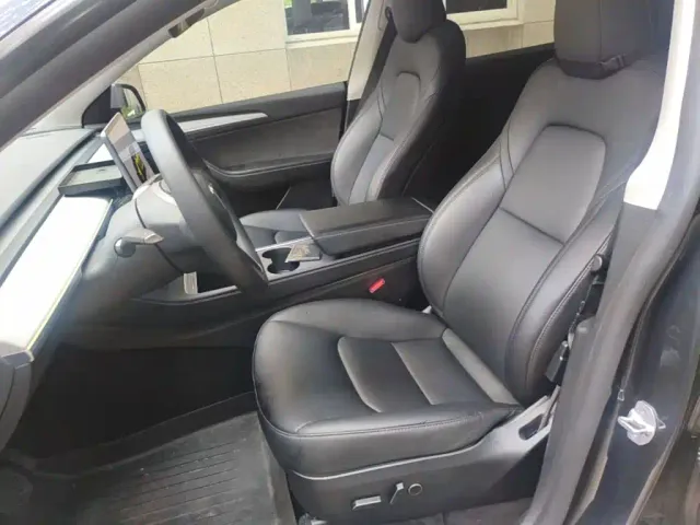 Tesla Model Y — Фото автомобиля 10