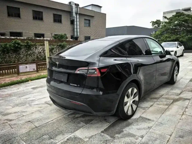 Tesla Model Y — Фото автомобиля 7