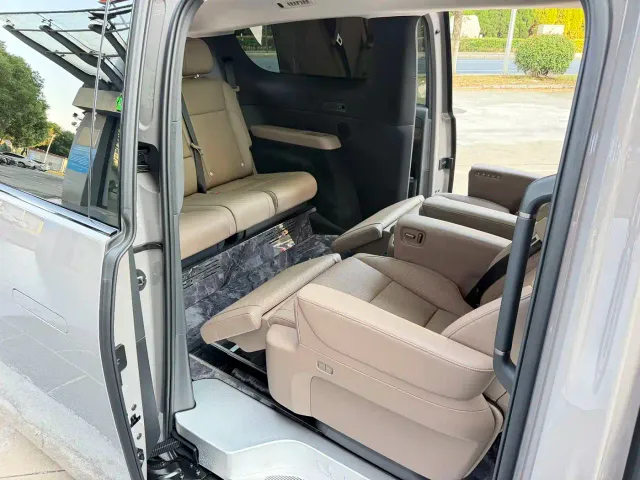 Li Auto MEGA — Фото автомобиля 19