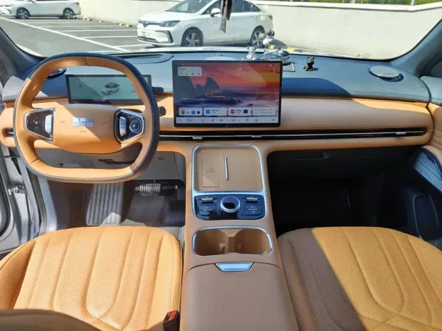 Geely Galaxy Starship 7 EM-i — Фото автомобиля 13