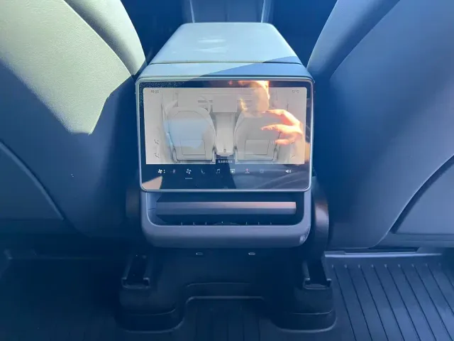 Tesla Model Y — Фото автомобиля 13