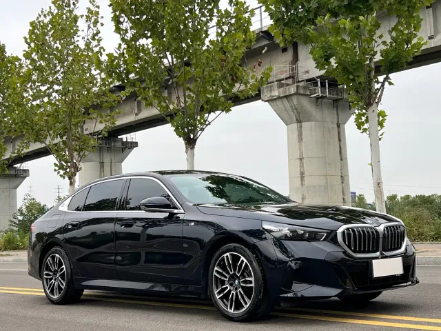 BMW BMW 5 Series 2025 530Li Leading M Sport Package — Фото автомобиля 3