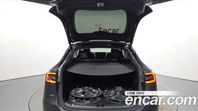 Tesla Model Y — Фото автомобиля 18