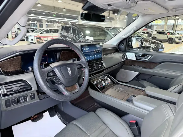 Lincoln Navigator — Фото автомобиля 4