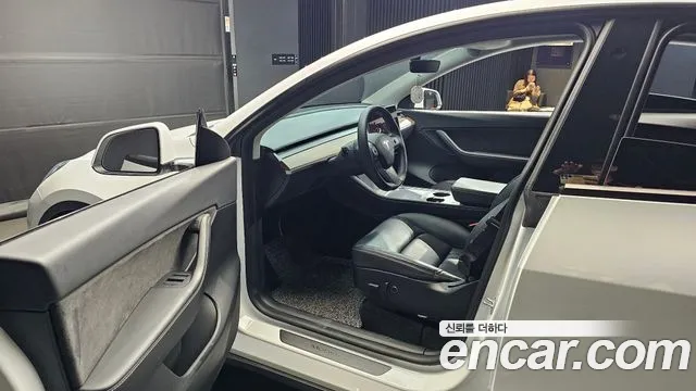 Tesla Model Y — Фото автомобиля 11